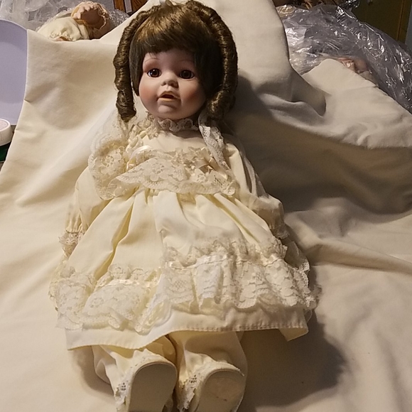 Vintage collectible doll - Picture 2 of 4